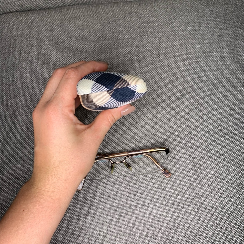 Burberry case and glasses 🤓 - Picture 8 of 12